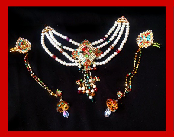 Imitation Jewellery no 55 golden white & multi crystals collar necklace with earrings